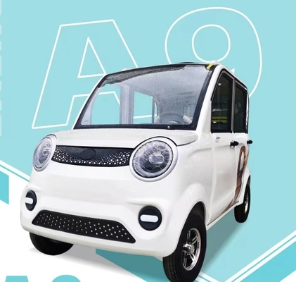 Potente veicolo elettrico a quattro ruote ad alta velocità e interno spazioso