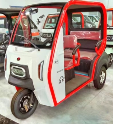 Triciclo elettrico di potenza con velocità massima di 50-70Km/h e design chiuso con equipaggio semicercato
