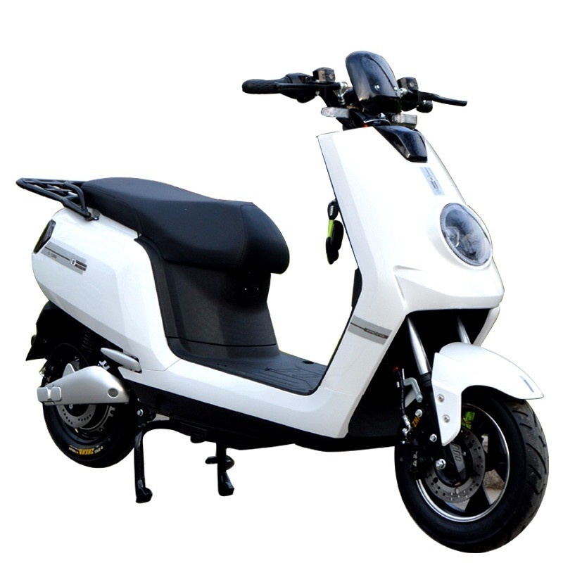 Risorse energetiche Scooter elettrico a due ruote con velocità massima di 40 60 km/h e tensione di 48 V